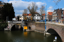 900126 Gezicht op de Bijlhouwersbrug te Utrecht, met rechts een deel van de Tolsteegbrug.